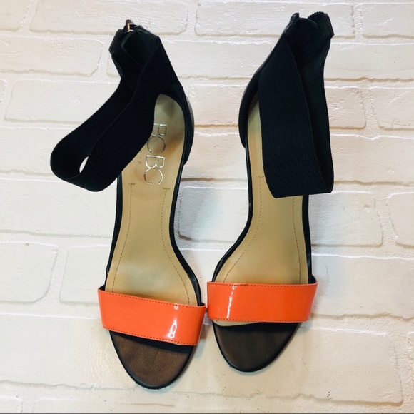 BCBG a few nicks on the side of the shoe - Picture 3 of 8